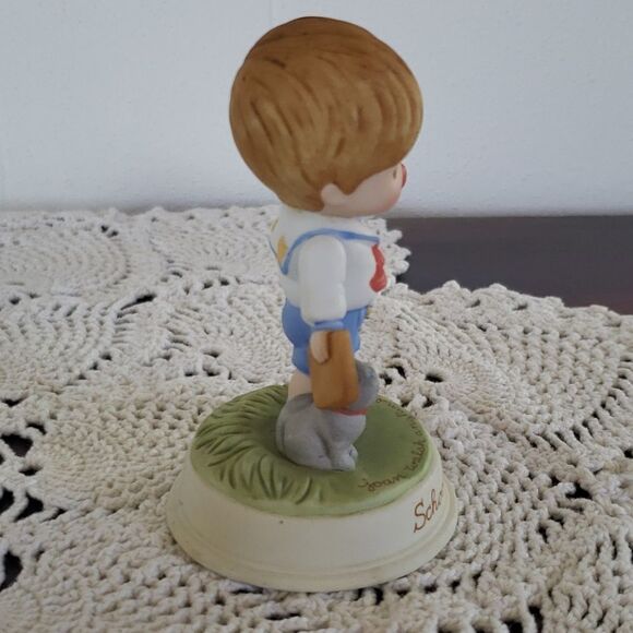 Vintage 1986 Avon Joan Walsh Anglund Porcelain Figurine - Picture 4 of 6